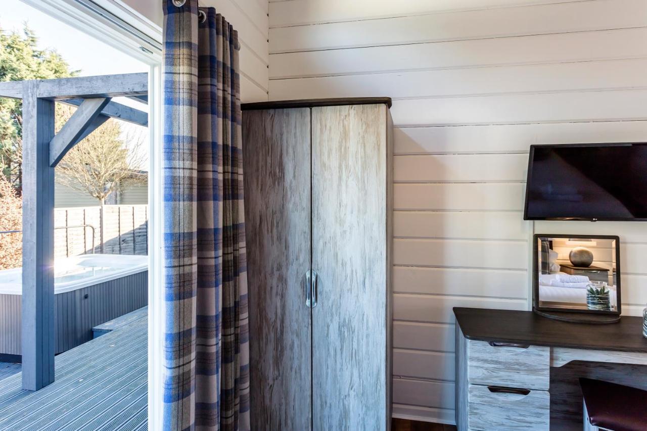 Roydon Marina Village Lodges Екстериор снимка