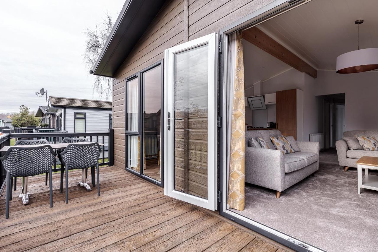 Roydon Marina Village Lodges Екстериор снимка
