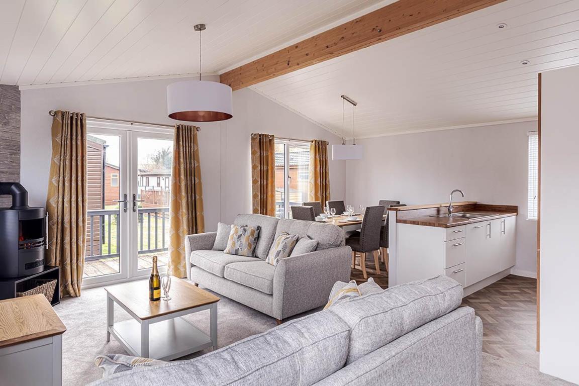 Roydon Marina Village Lodges Екстериор снимка