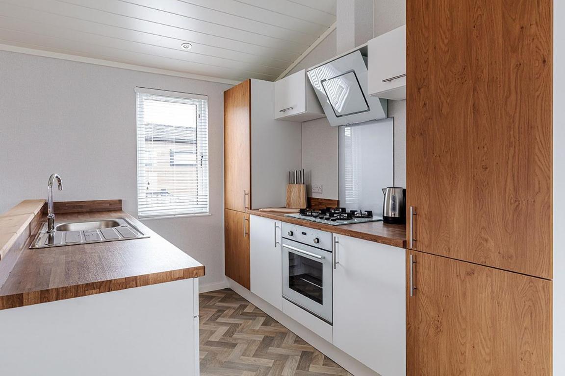 Roydon Marina Village Lodges Екстериор снимка